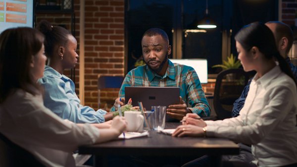 What Are the Best Practices for Using Data Visualization to Present Business Insights in a Sheffield Tech Company?